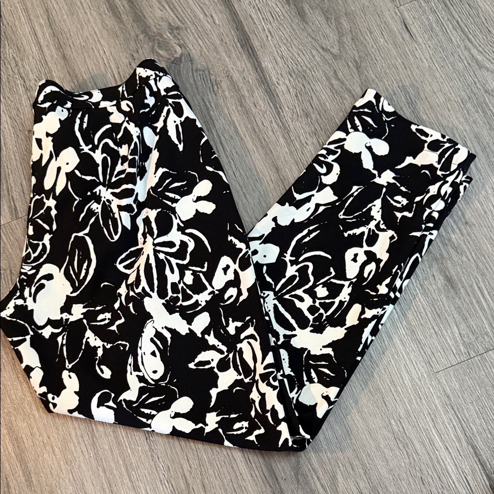 HUE Black and White Floral Leggings EUC